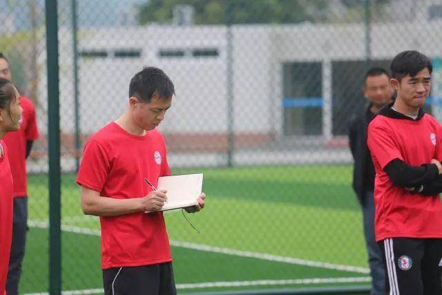  拜仁青训营涌现天才边锋获续约  